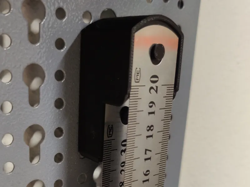 Halterung zwei Metall-Lineale auf Küpper Lochwand