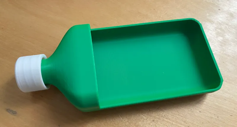 Embossing powder funnel with cap
