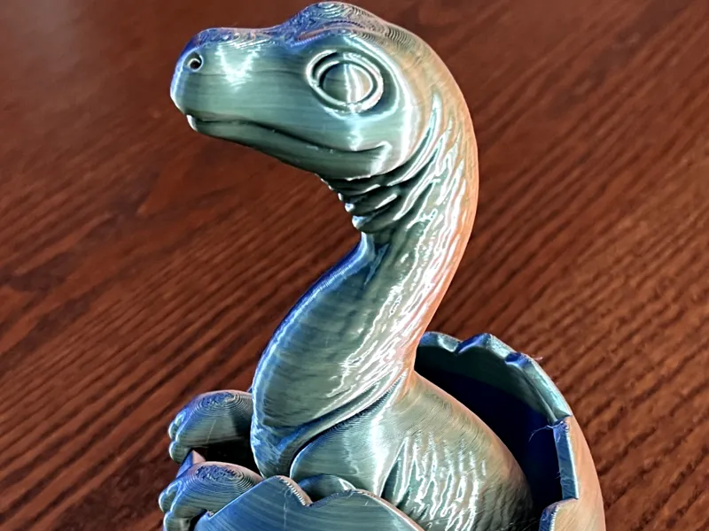 Bébé Diplodocus sortant de son œuf