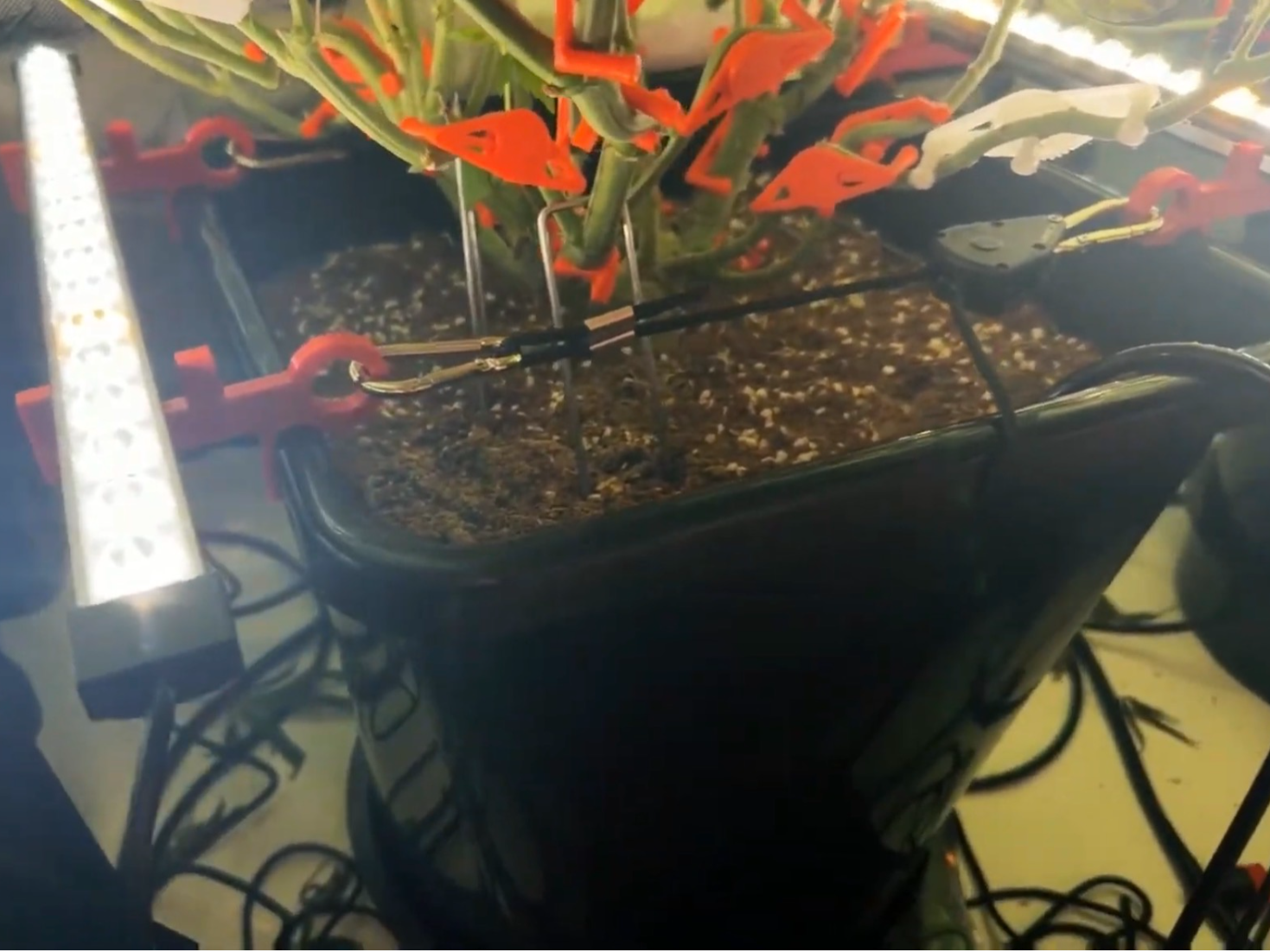 IONBEAM S16 LIGHTBAR HOLDER FOR 6 GALLON AUTOPOT