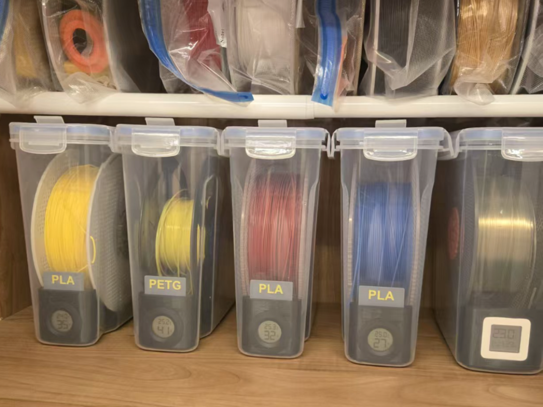 Dry box spool holder