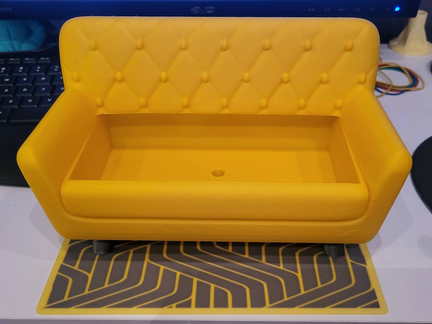 Simple 2 color carpet for couch planter (AMS)