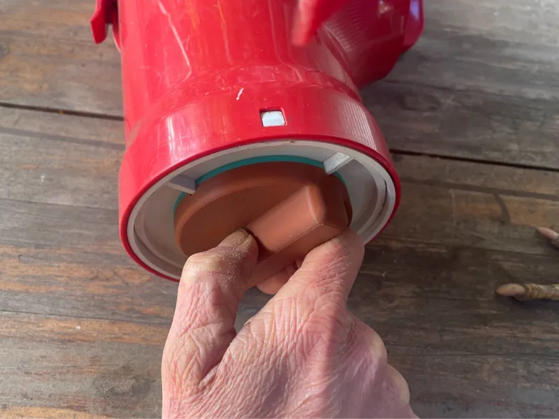 Chicken feeder bottom knob