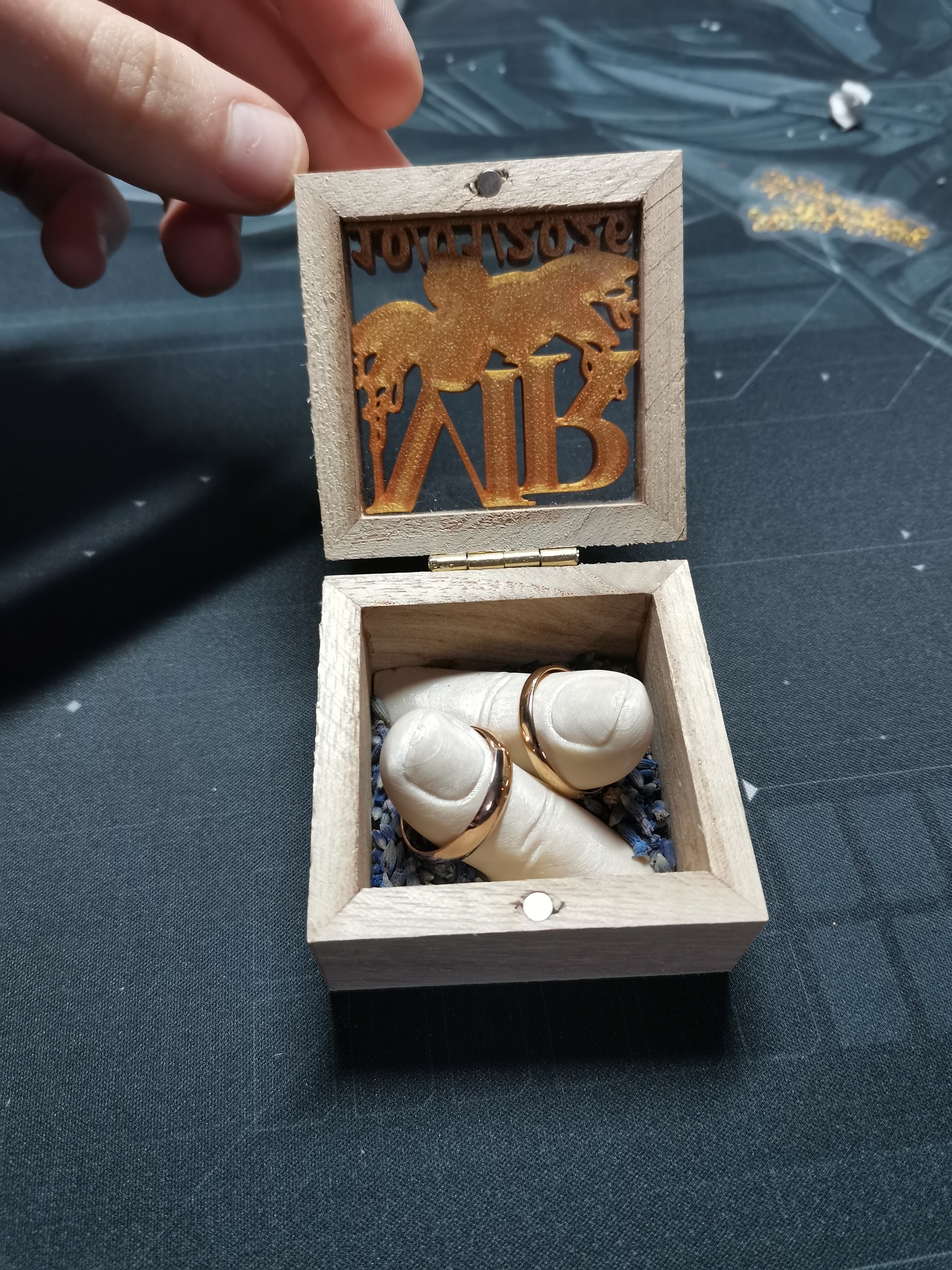 Miniatura 2 do modelo 3D Parametric Wedding Ring Holder – Initials & Date