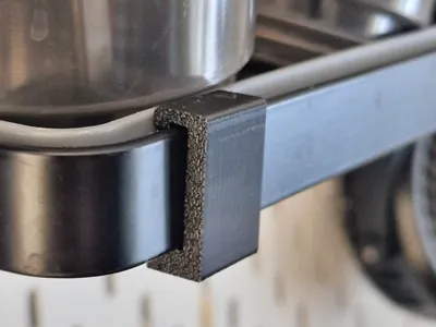 Improved clip for bottle drip tray
