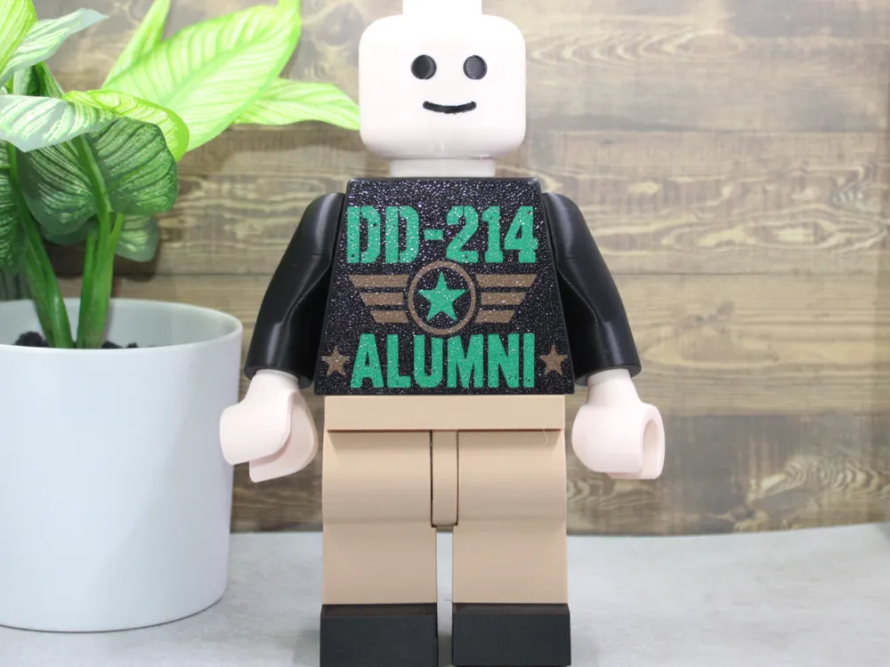 Letrero o emblema decorativo: 500% Brick - DD214 Alumni. Referencia del modelo original.