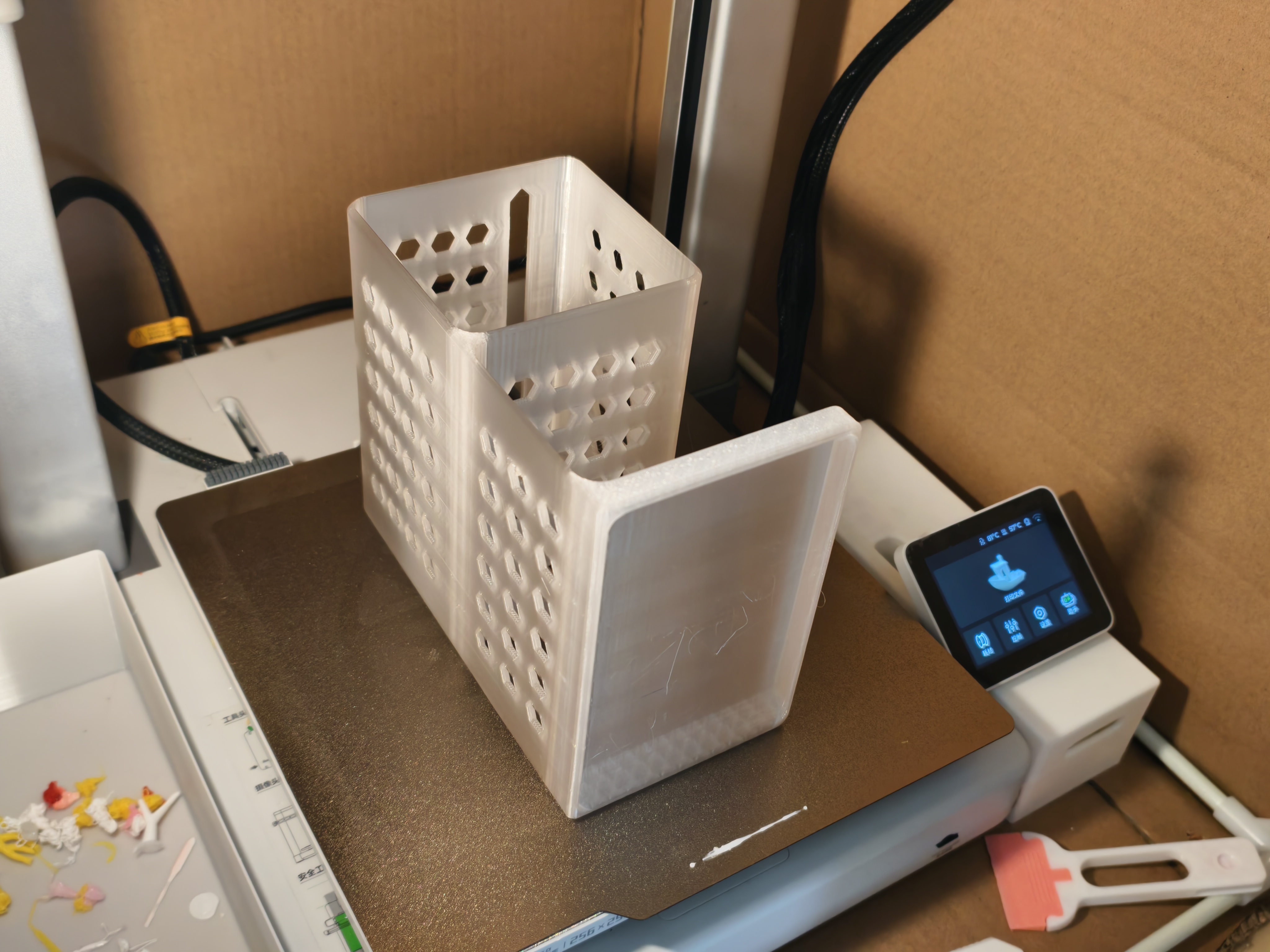 Miniatura 2 do modelo 3D 卫生间多功能壁挂卷纸架，手机置物一体设计收纳家用，纸巾盒，卫生纸盒架子
