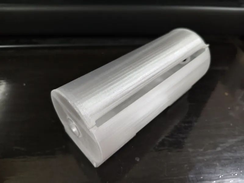 Openable coreless toilet paper dispenser 可开盖的无芯卷纸筒