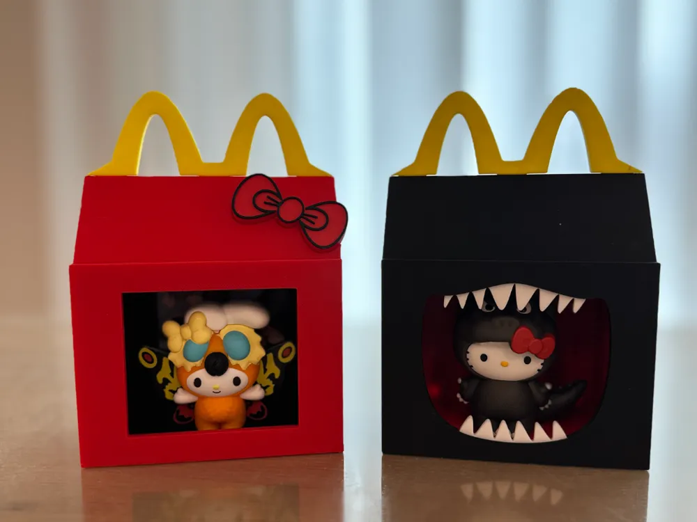 Caja o estuche: Godzilla x Hello Kitty Happy Meal Toy Display Box. Referencia del modelo original.
