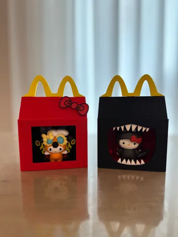 Caja o estuche: Godzilla x Hello Kitty Happy Meal Toy Display Box — vista de referencia 2