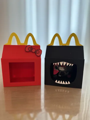 Caja o estuche: Godzilla x Hello Kitty Happy Meal Toy Display Box — vista de referencia 5