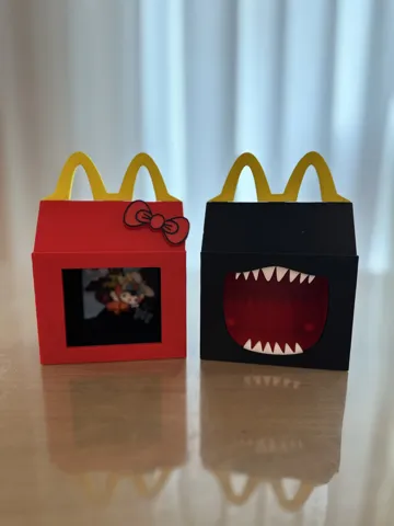 Caja o estuche: Godzilla x Hello Kitty Happy Meal Toy Display Box — vista de referencia 4