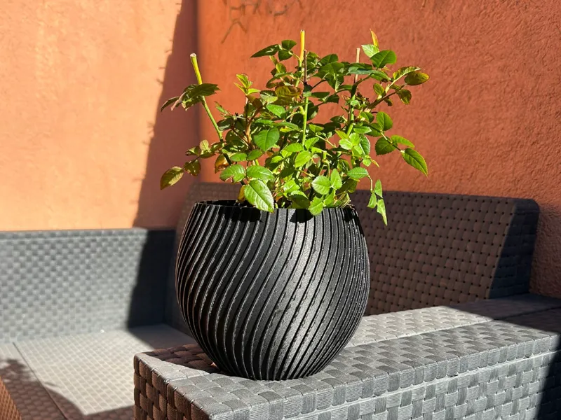 Vase with ribs
