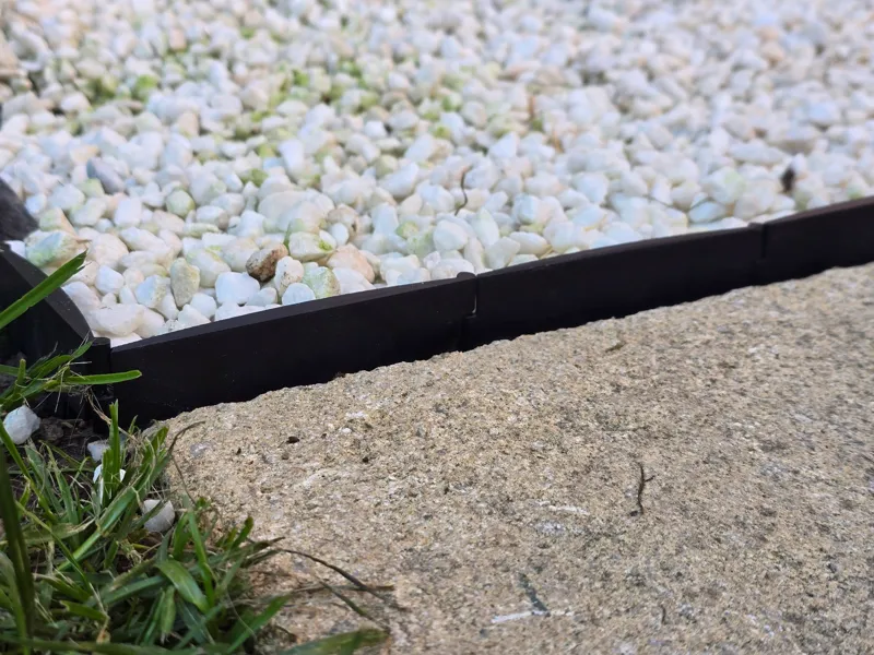 No-Fuss Interlocking Lawn Divider with Spikes