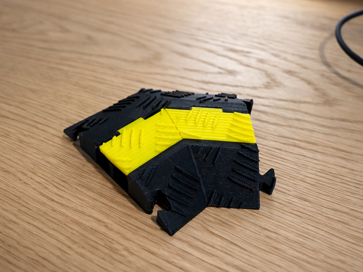 Desktop CableCross corner