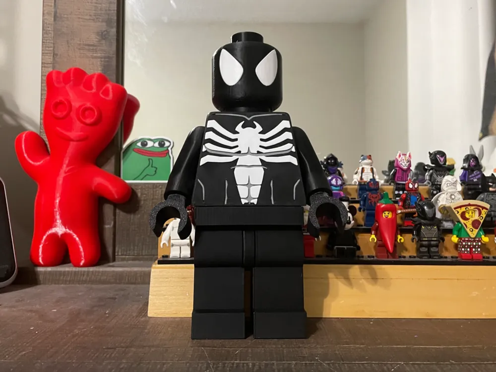 Figura decorativa: Symbiote Spider-Man 500% Brick Figure. Referencia del modelo original.