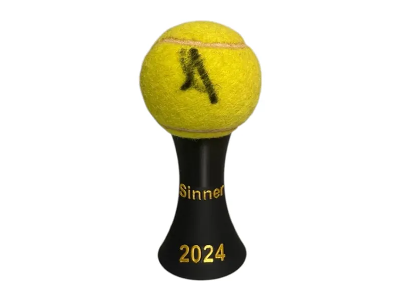 Supporto pallina autografata Sinner ATPfinals 2024