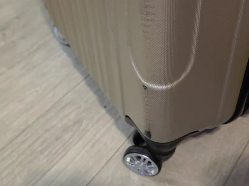 Spinner Suitcase Luggage repair - Back mount plate