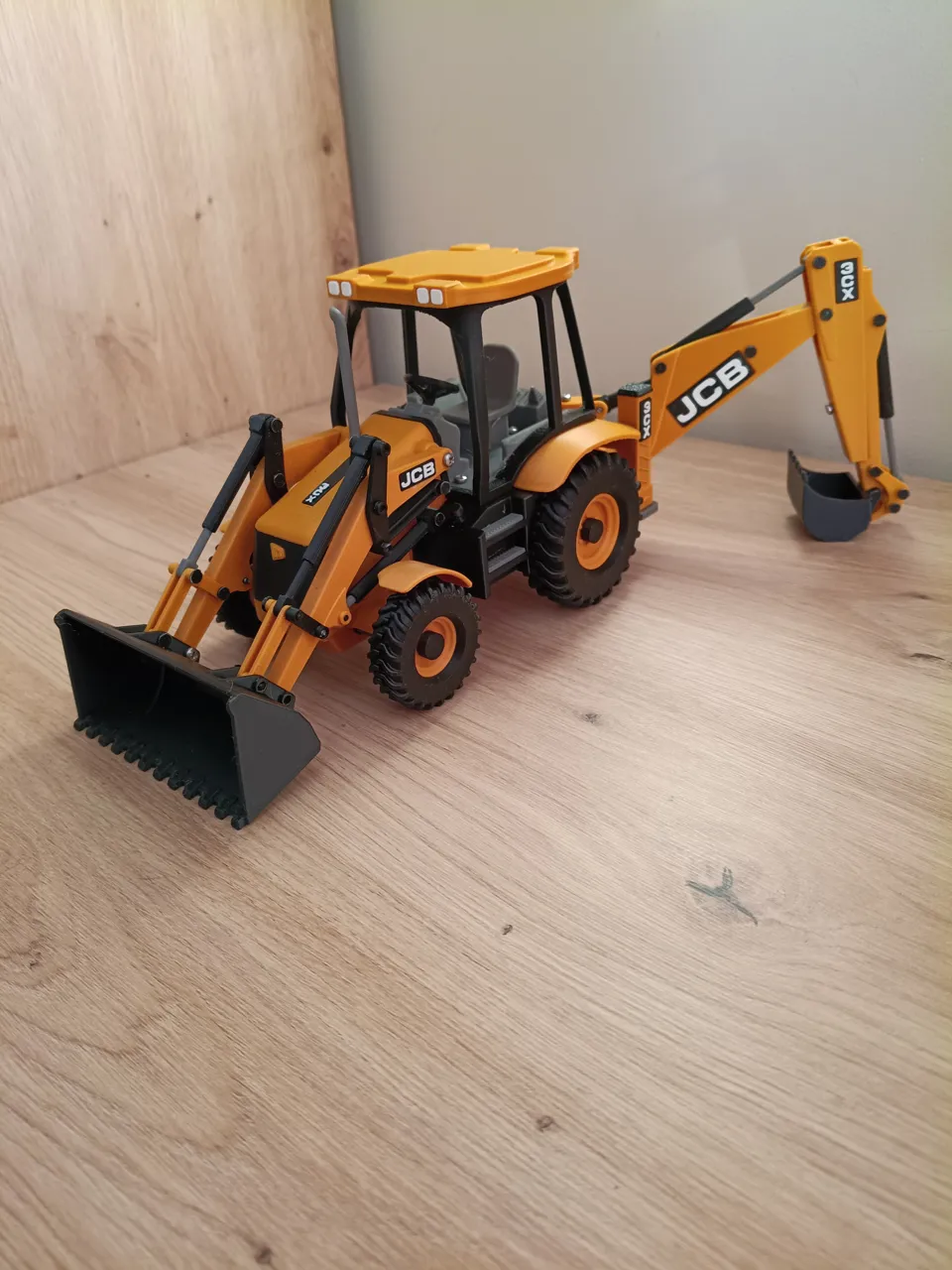 JCB 3CX Backhoe Loader ( Excavator ) 1:24 scale view 4
