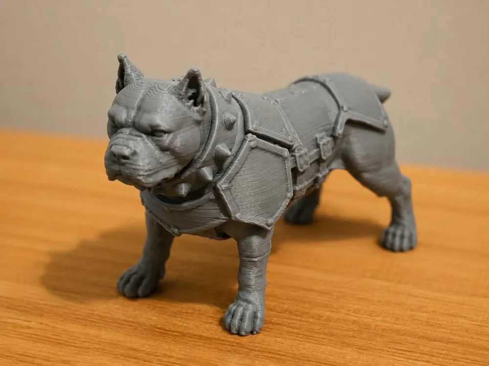Figura decorativa: Boris - Armored War Dog Miniature. Referencia del modelo original.