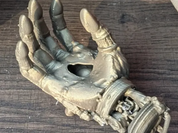 Artefact steampunk en forme de main