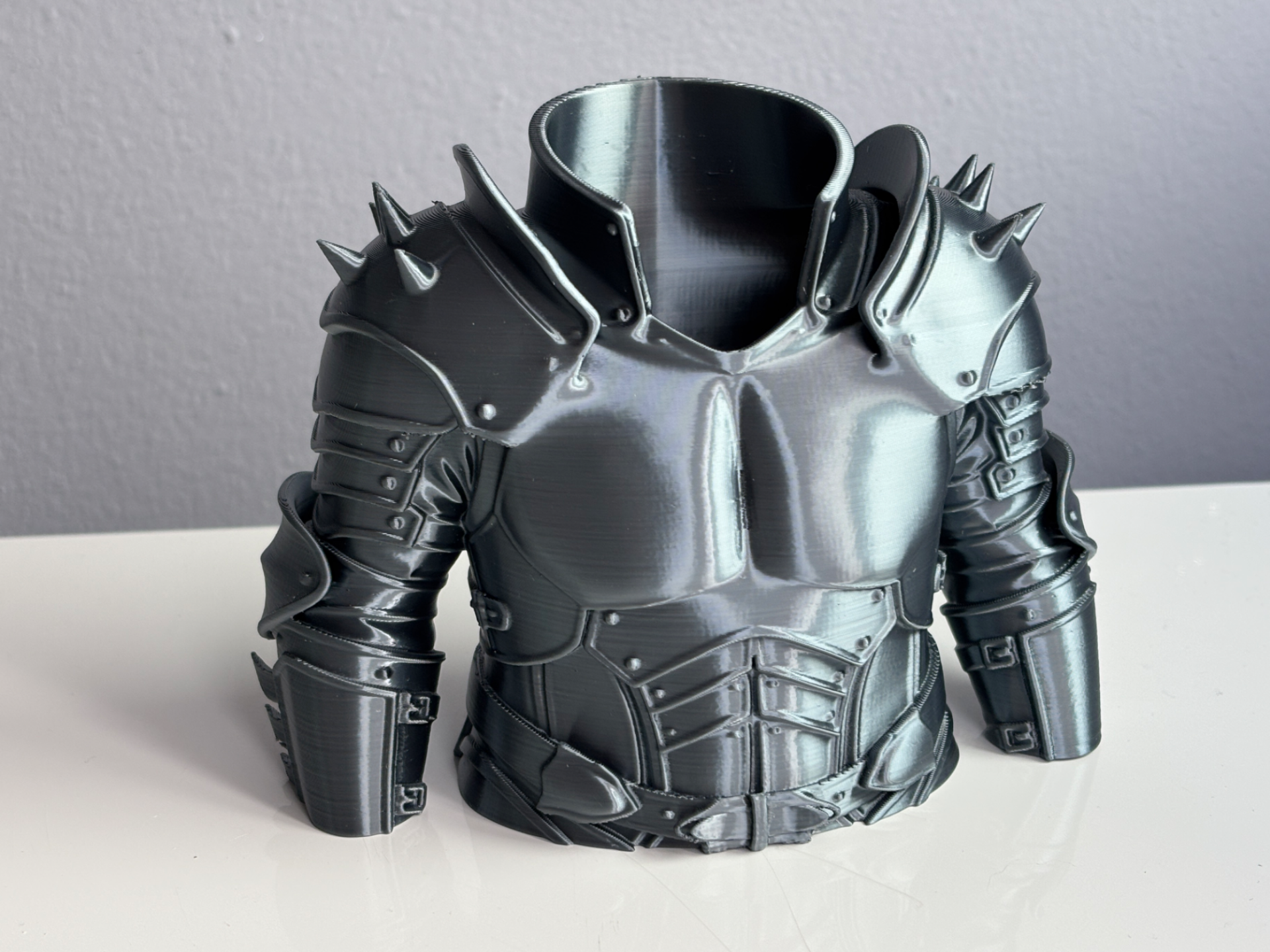 Knight’s Armor Pen Holder – Medieval Desk Guardian