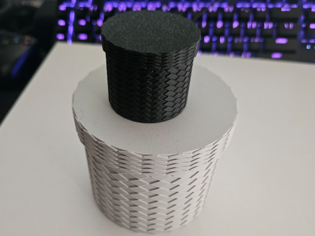 Miniatura 1 do modelo 3D Threaded Storage Container with Knurled Grip
