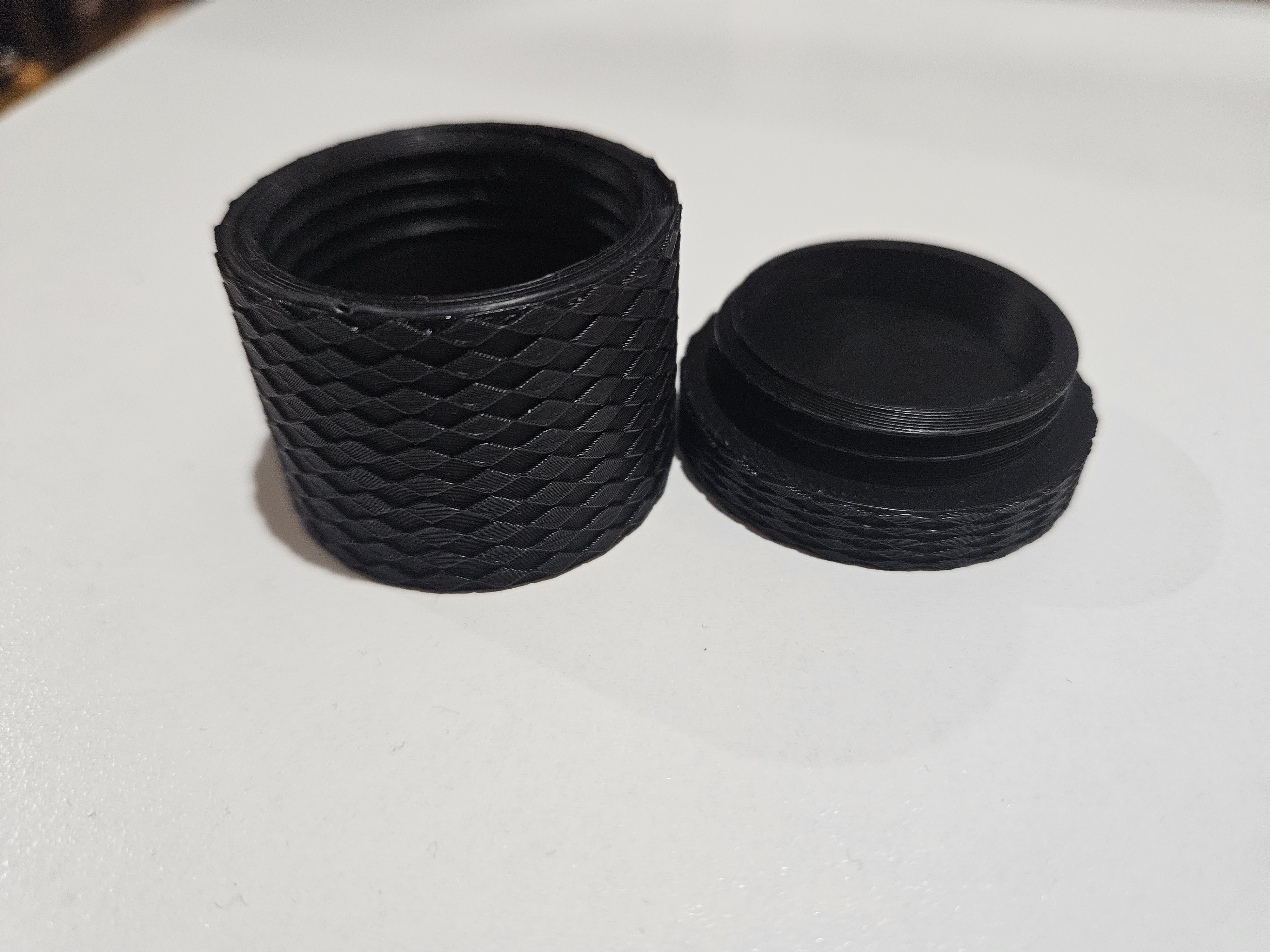 Miniatura 2 do modelo 3D Threaded Storage Container with Knurled Grip