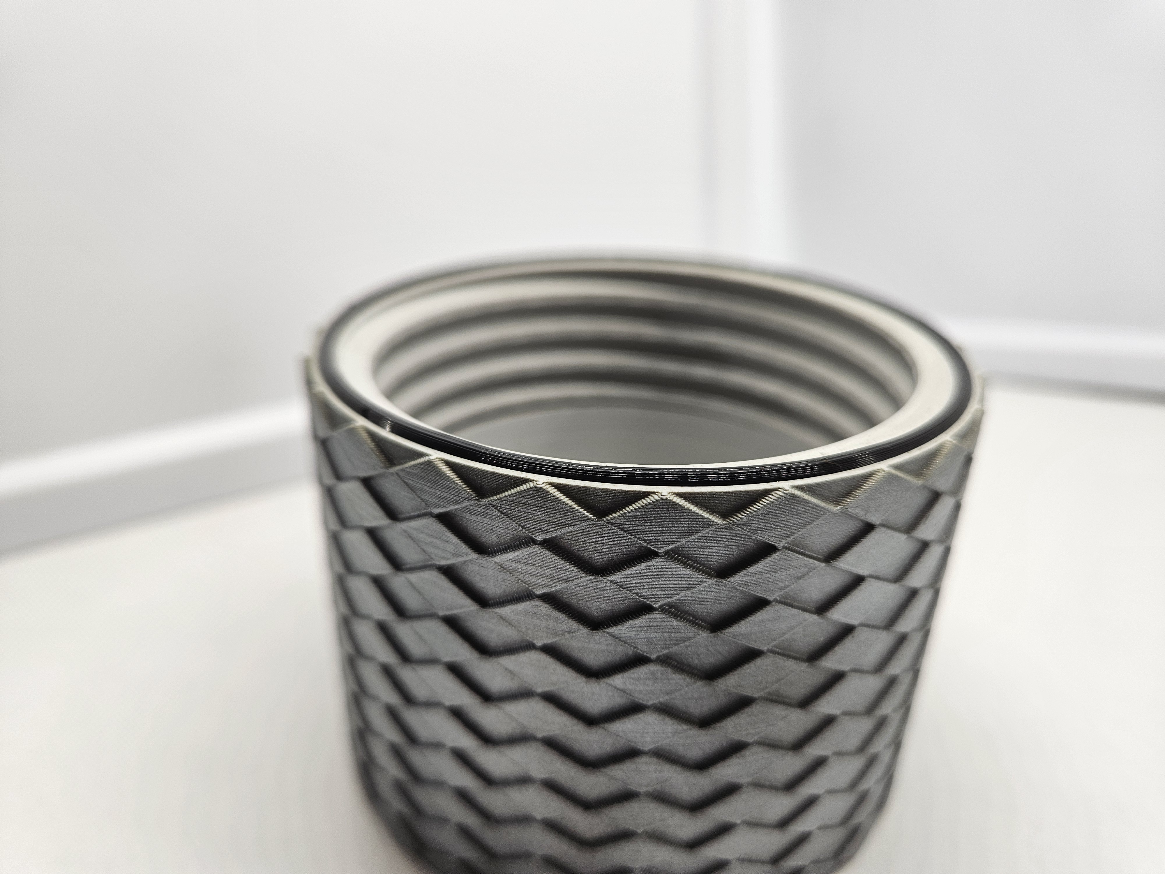 Miniatura 3 do modelo 3D Threaded Storage Container with Knurled Grip