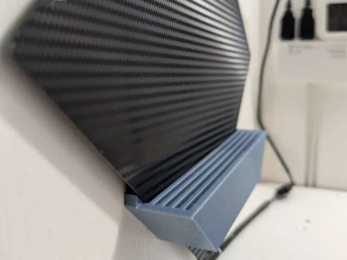 Plate holder for wall