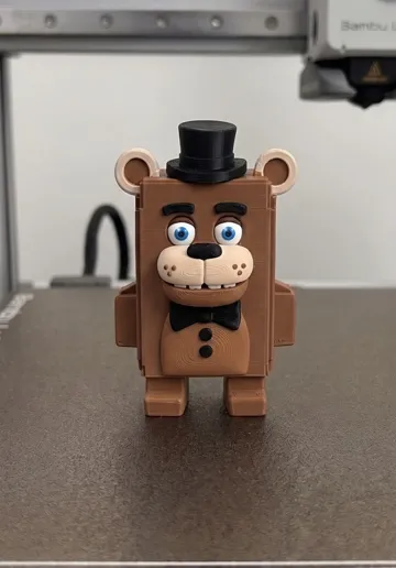 Letrero o emblema decorativo: Freddy Fazbear Sprite Fortnite — vista de referencia 3