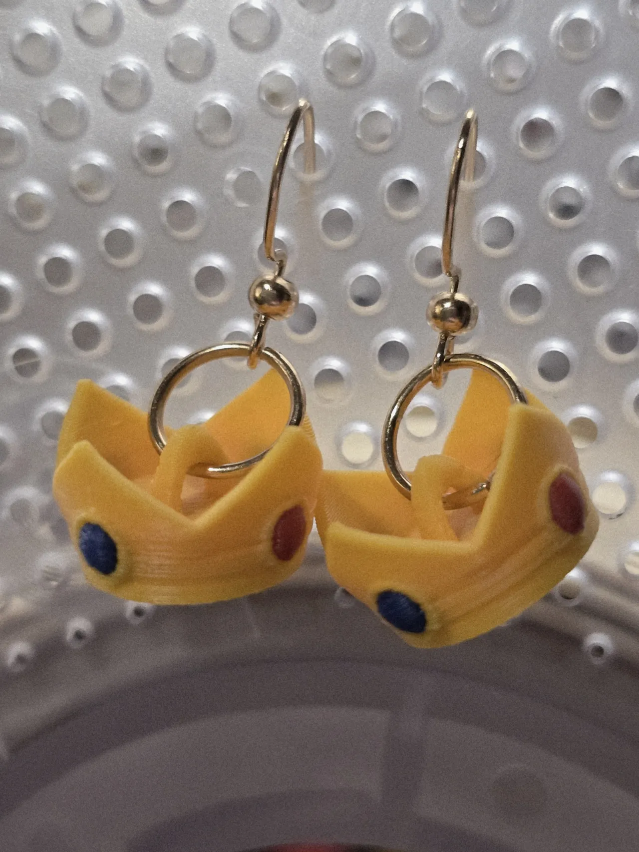 3D Princess Peaches crown earrings view 3