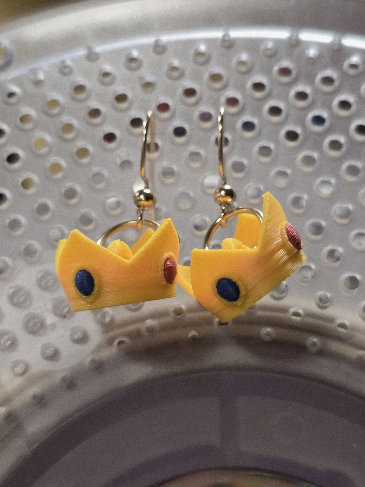 3D Princess Peaches crown earrings view 2