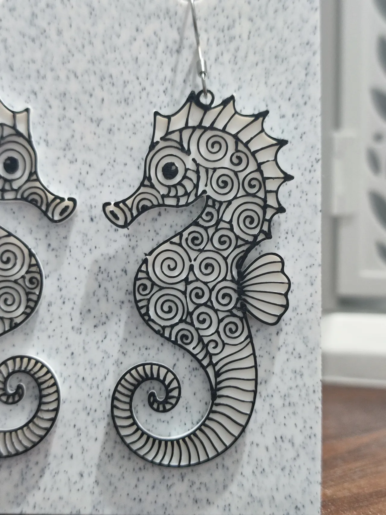 Aretes Caballito de Mar Zentangle view 4