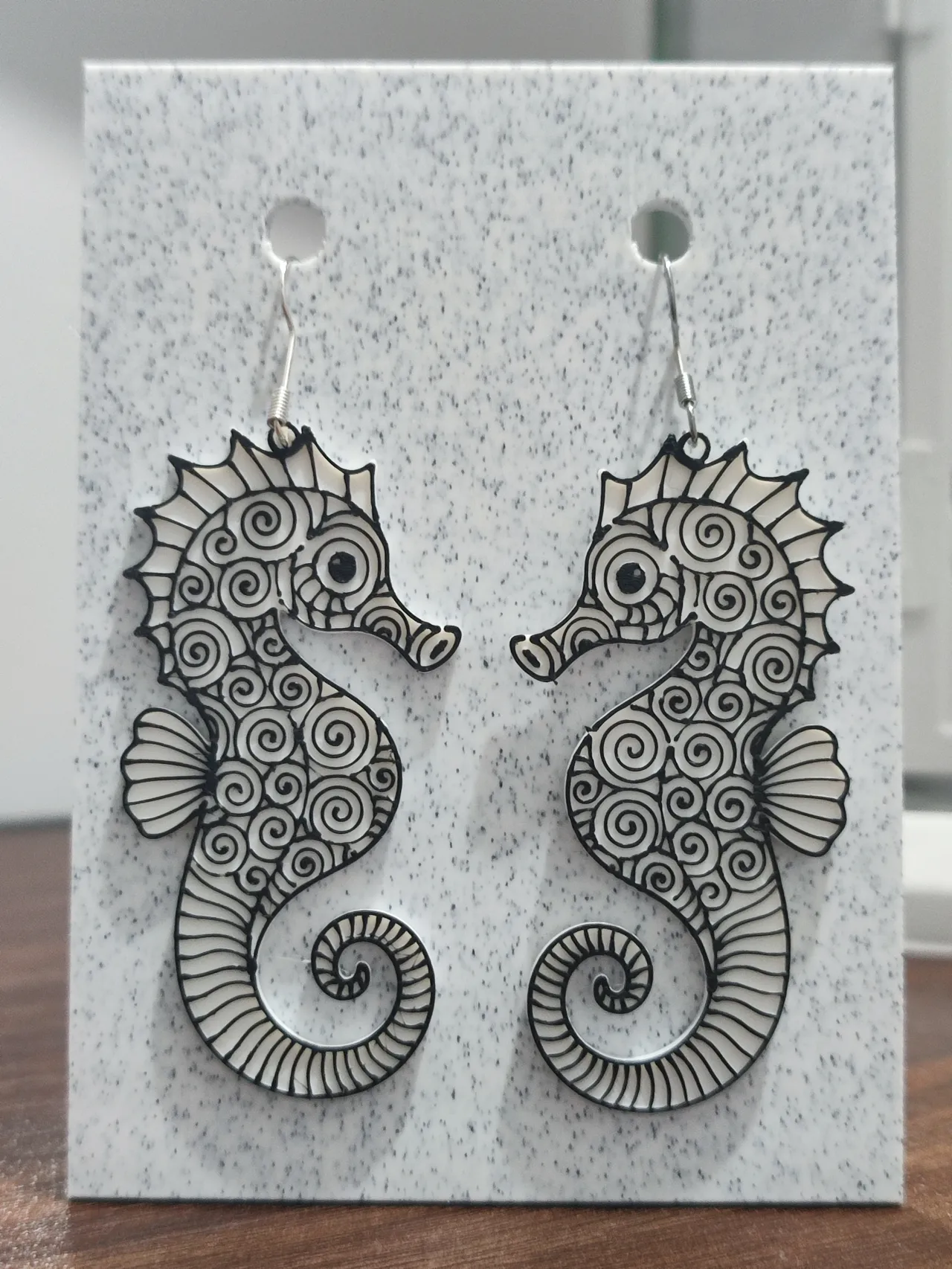 Aretes Caballito de Mar Zentangle view 3