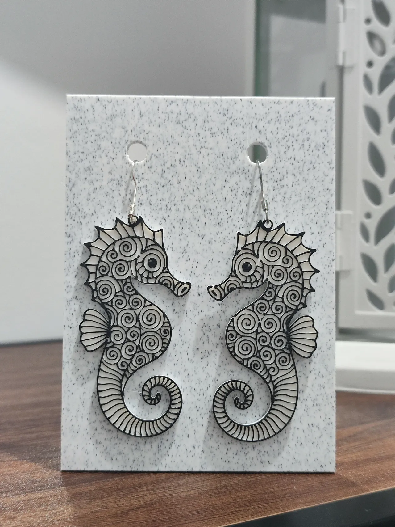 Aretes Caballito de Mar Zentangle view 2