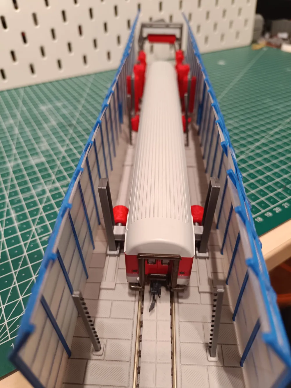 Train washing plant for Roco Line without track bed in H0 scale - Free ...