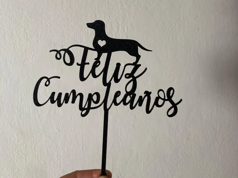 Perro salchicha feliz cumpleaños