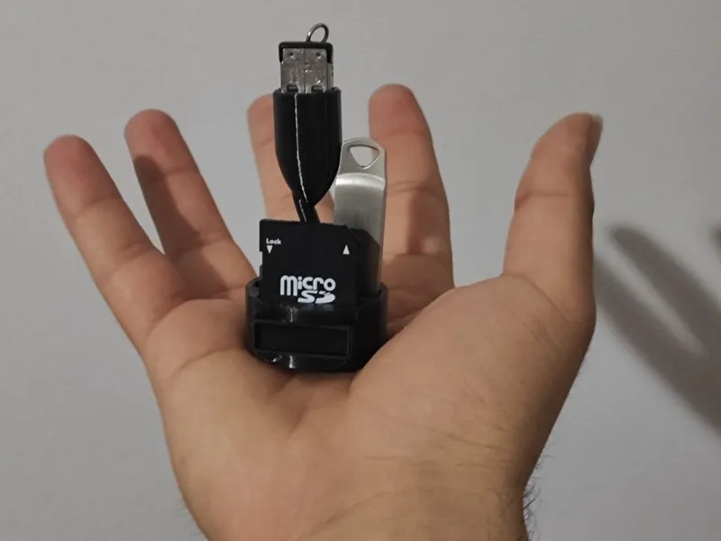 MicroVault: Ultra Minimal USB & SD Card Organizer