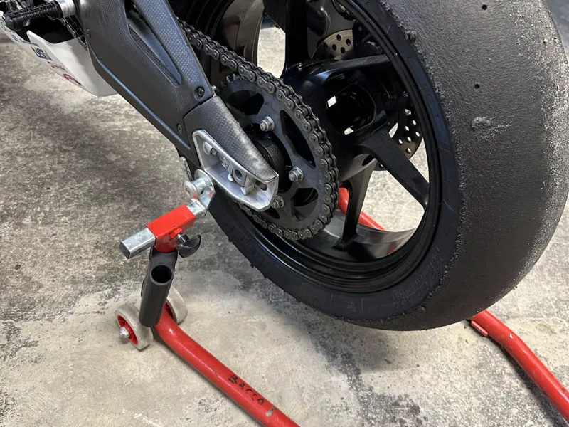 Porta mozzo per cavalletto moto