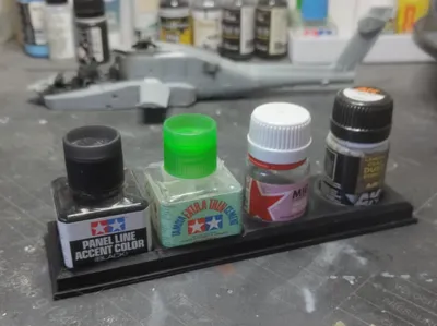 Stand for glue and paints