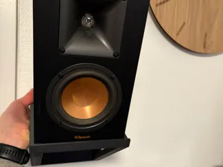 Speaker wall shelf