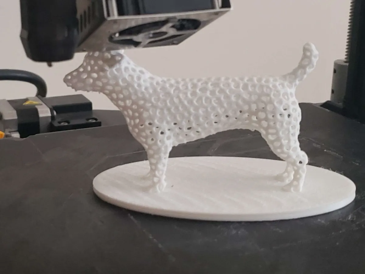 Sculpture de chien motif Voronoï