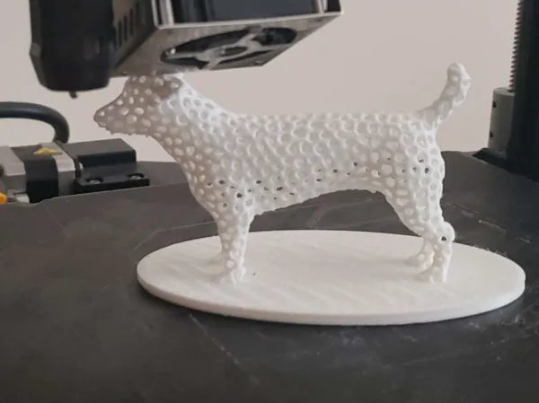 Sculpture de chien motif Voronoï