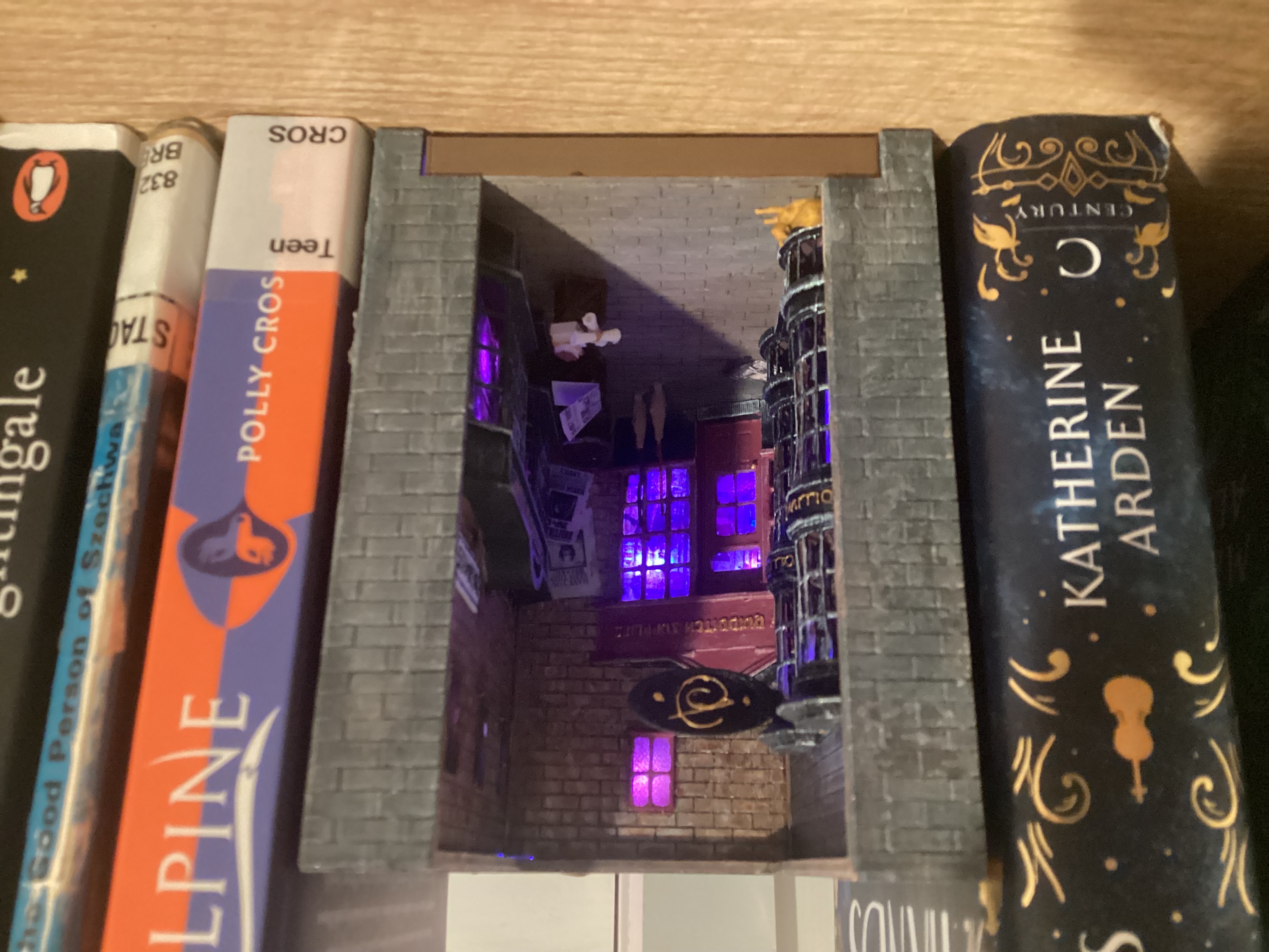 Miniatura 2 do modelo 3D Diagon Alley Inspired Book Nook