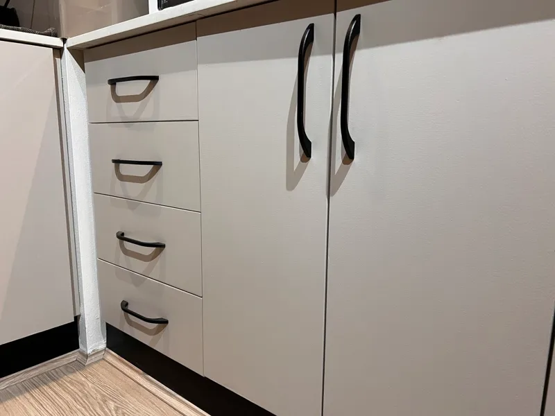 Minimalist kitchen cabinet & drawer handle