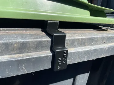 Container lid keep open - No more flies!