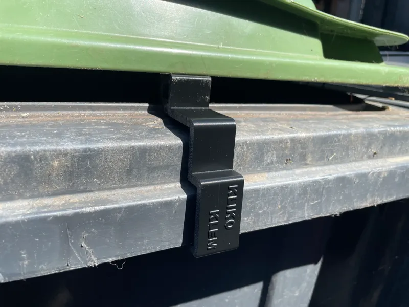 Container lid keep open - No more flies!