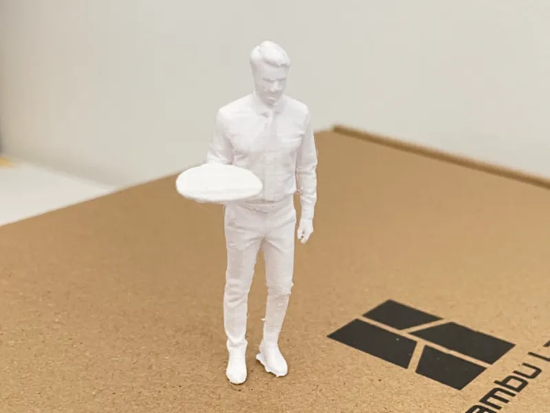 miniatura cameriere con vassoio