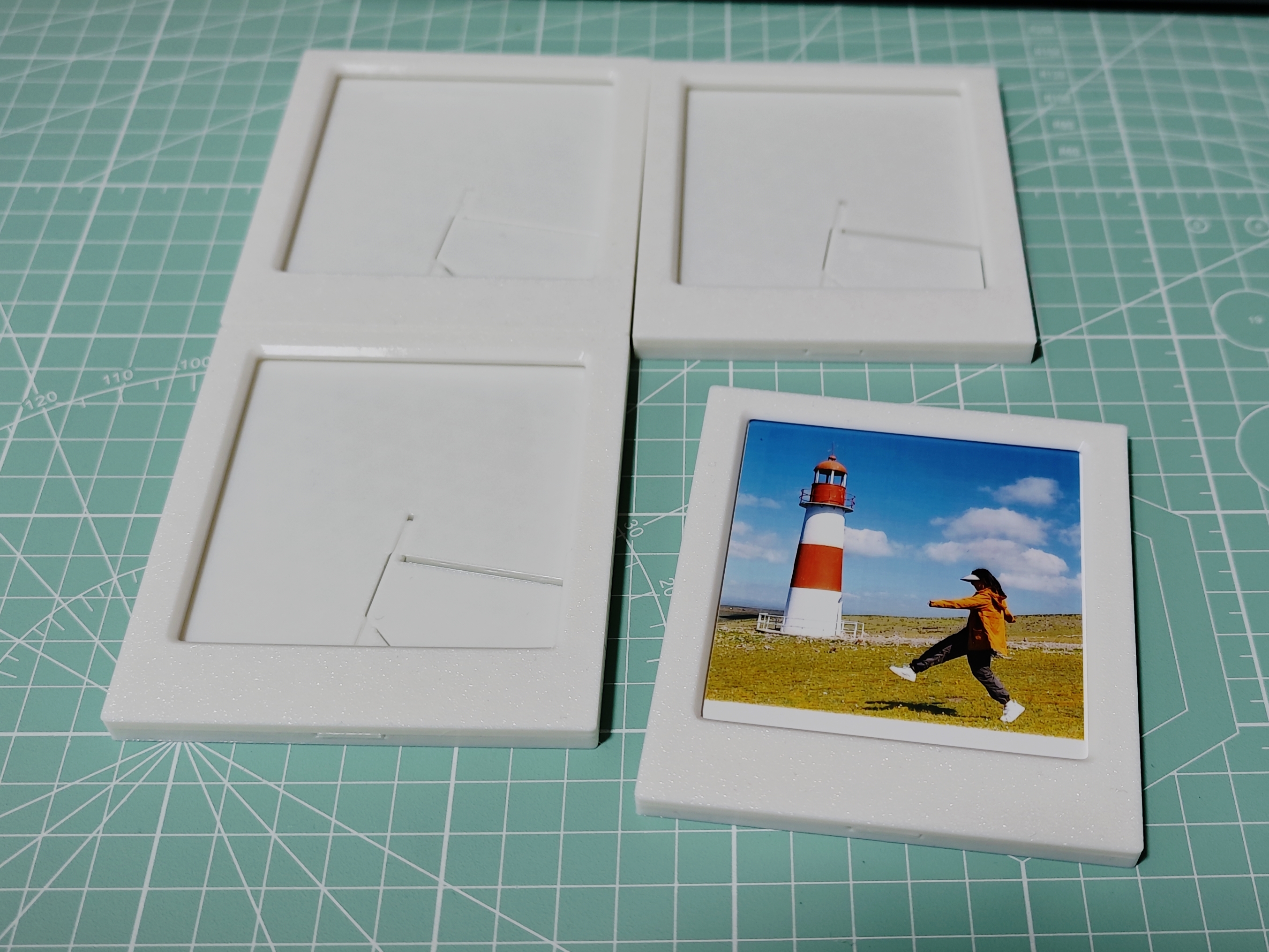 Miniatura 2 do modelo 3D 柯达 3英寸拍立得 斜立相框 {铰链一体式撑脚|前后框分件快速安装|无支撑无悬垂}